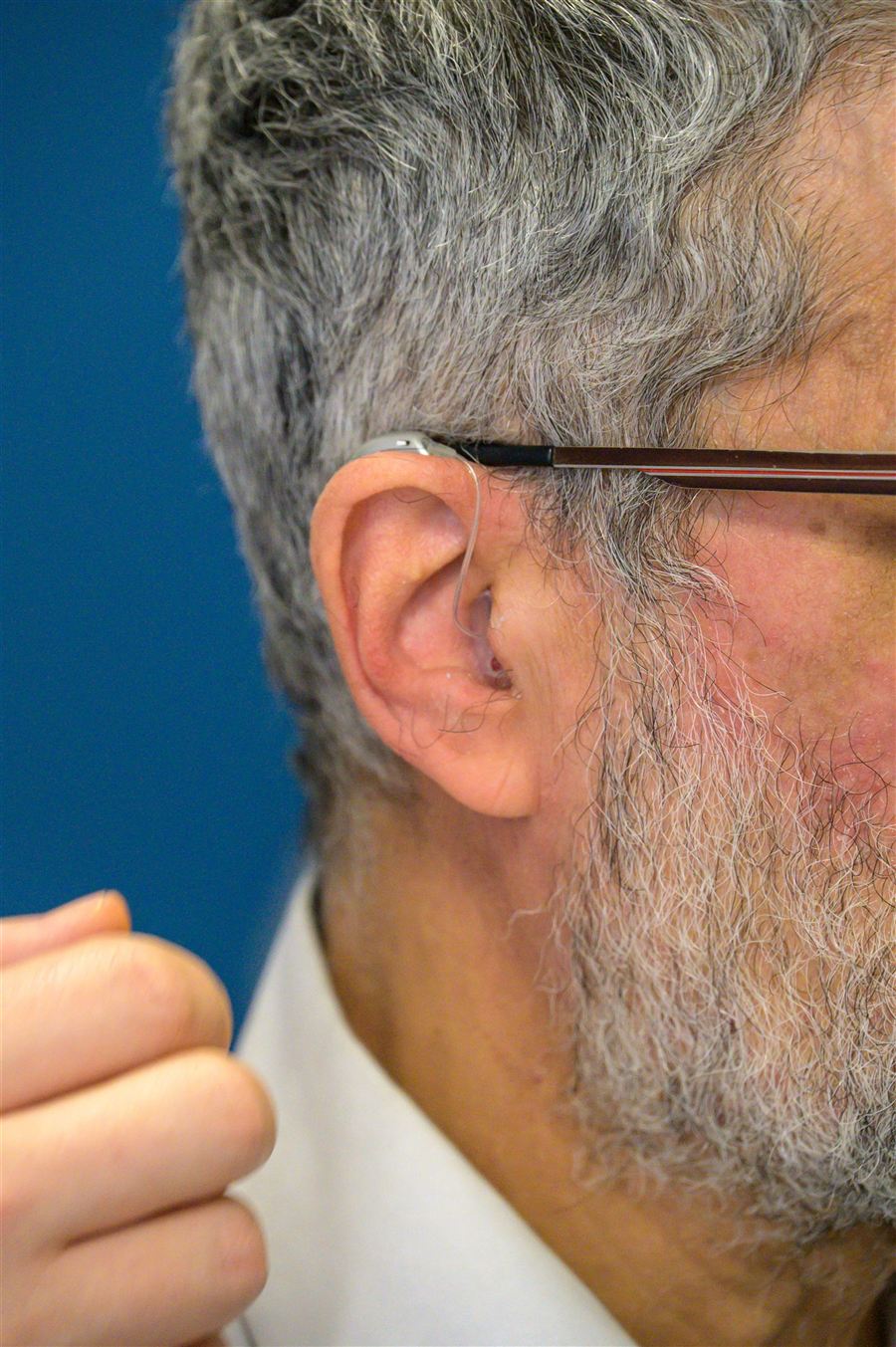 Aide auditive discrète portée derrière l'oreille, quasiment invisible